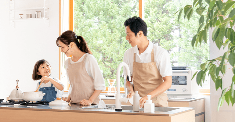 キッチンで料理を楽しむご家族